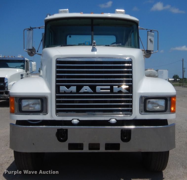 image for item IT9706 2001 Mack CH613  truck cab and chassis