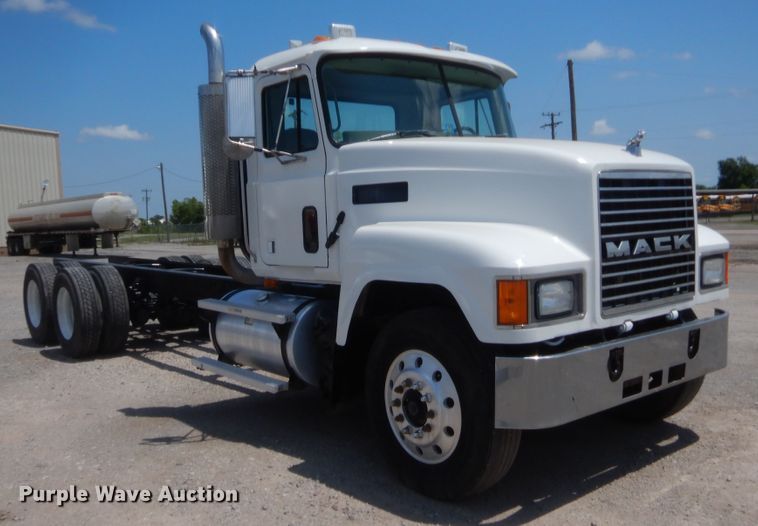 image for item IT9706 2001 Mack CH613  truck cab and chassis