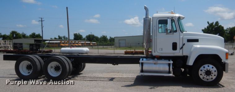 image for item IT9706 2001 Mack CH613  truck cab and chassis