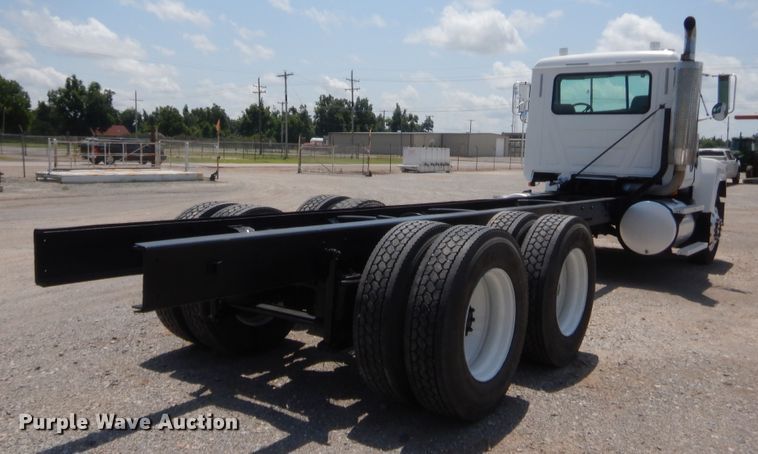 image for item IT9706 2001 Mack CH613  truck cab and chassis