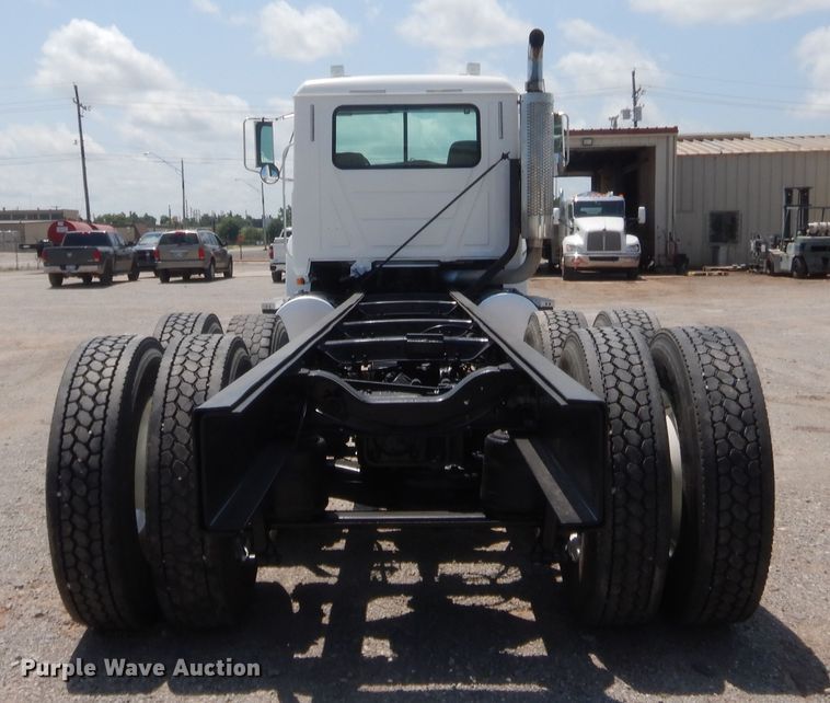 image for item IT9706 2001 Mack CH613  truck cab and chassis