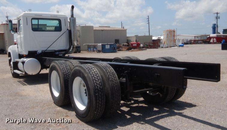 image for item IT9706 2001 Mack CH613  truck cab and chassis