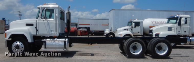 image for item IT9706 2001 Mack CH613  truck cab and chassis