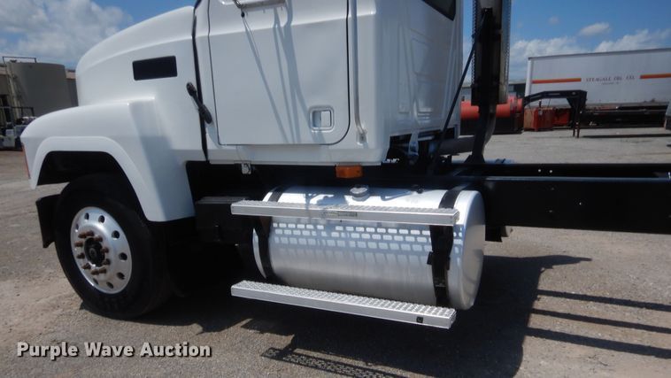 image for item IT9706 2001 Mack CH613  truck cab and chassis