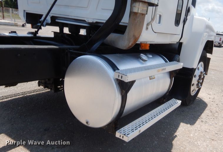 image for item IT9706 2001 Mack CH613  truck cab and chassis