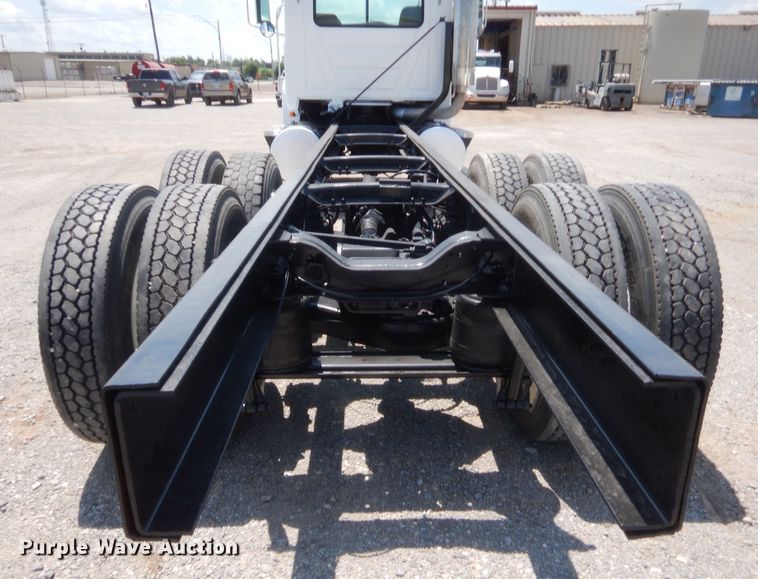 image for item IT9706 2001 Mack CH613  truck cab and chassis