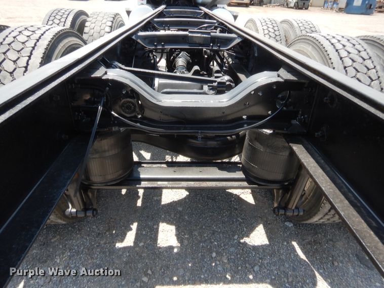 image for item IT9706 2001 Mack CH613  truck cab and chassis