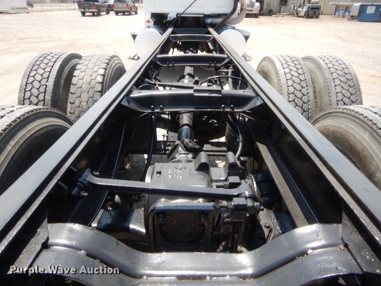 image for item IT9706 2001 Mack CH613  truck cab and chassis