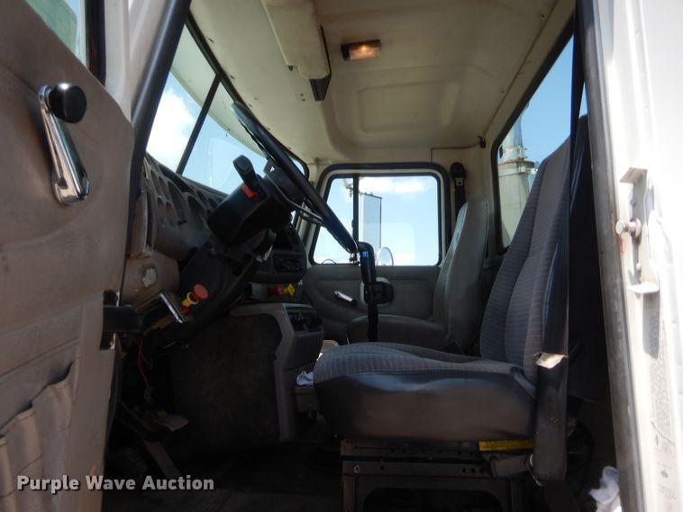 image for item IT9706 2001 Mack CH613  truck cab and chassis