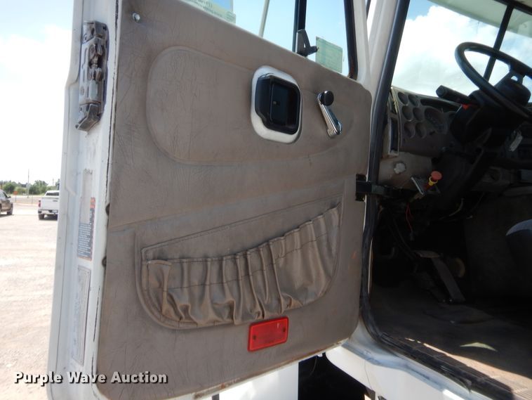 image for item IT9706 2001 Mack CH613  truck cab and chassis