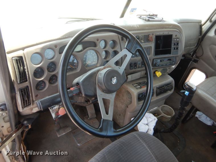 image for item IT9706 2001 Mack CH613  truck cab and chassis