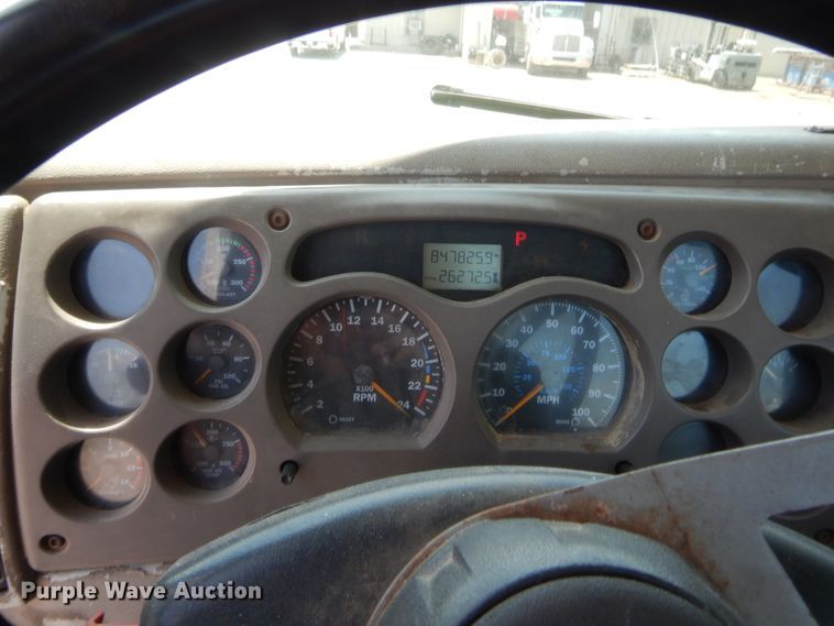 image for item IT9706 2001 Mack CH613  truck cab and chassis