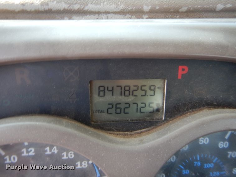 image for item IT9706 2001 Mack CH613  truck cab and chassis