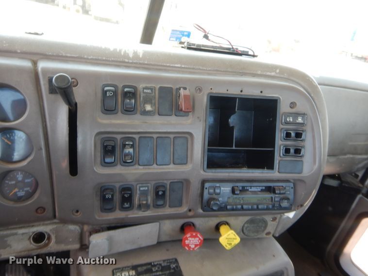 image for item IT9706 2001 Mack CH613  truck cab and chassis