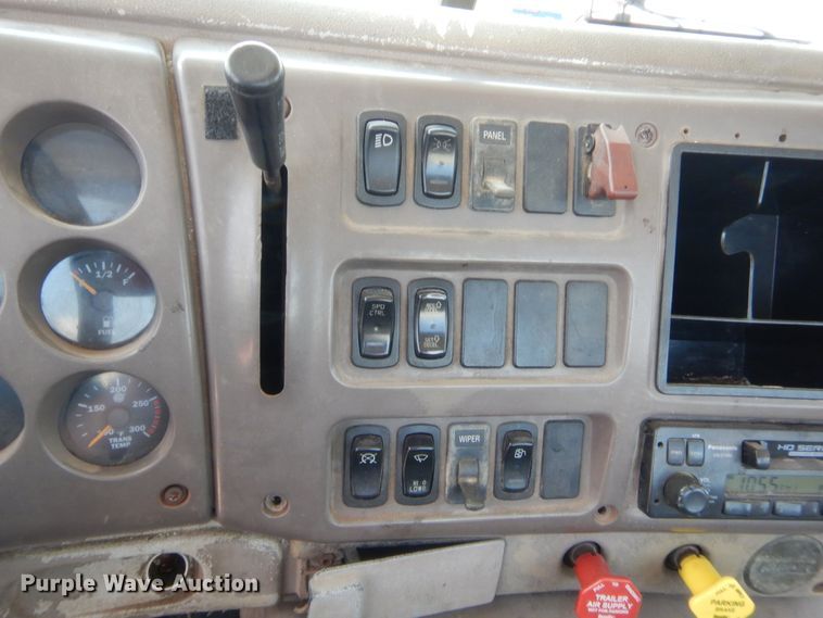 image for item IT9706 2001 Mack CH613  truck cab and chassis