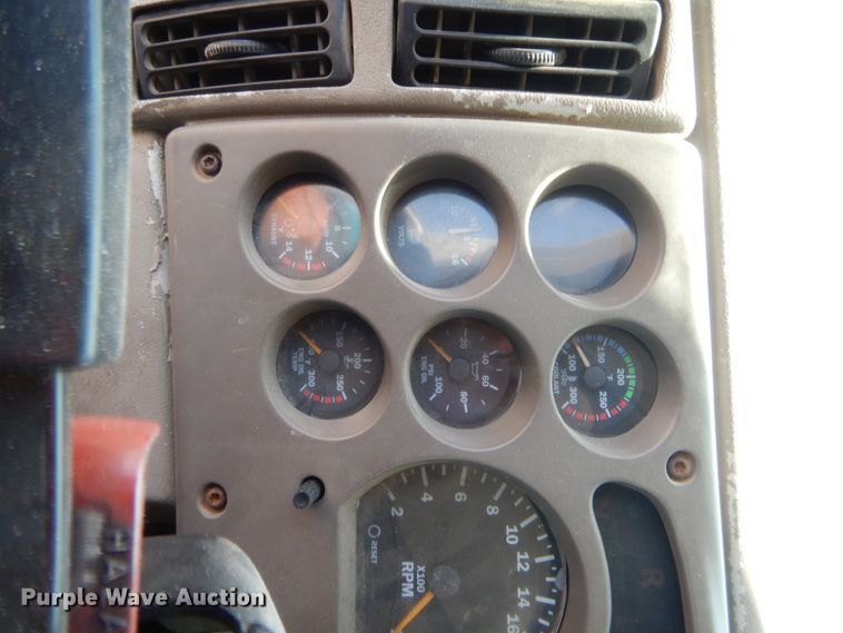 image for item IT9706 2001 Mack CH613  truck cab and chassis