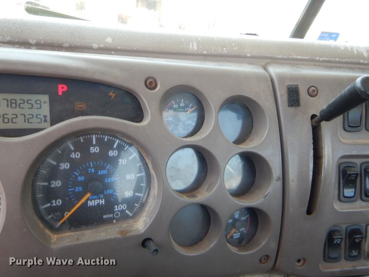 image for item IT9706 2001 Mack CH613  truck cab and chassis