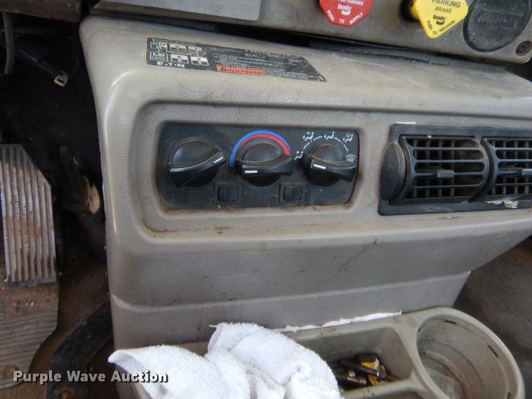 image for item IT9706 2001 Mack CH613  truck cab and chassis