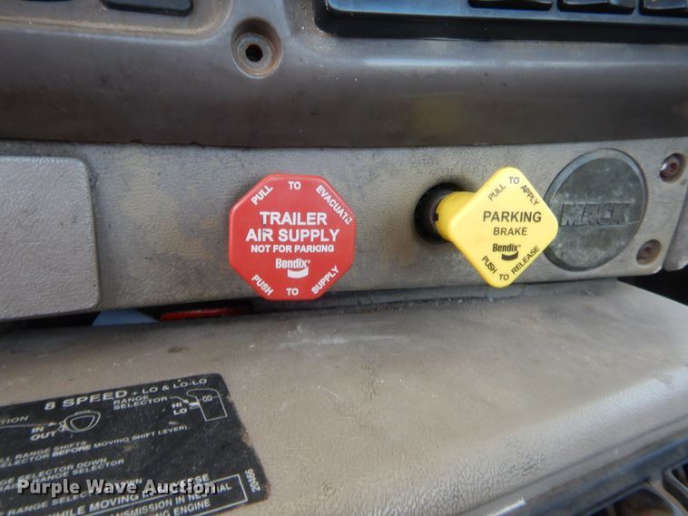 image for item IT9706 2001 Mack CH613  truck cab and chassis