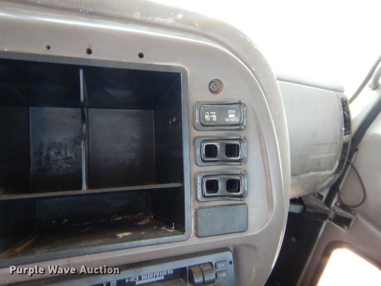 image for item IT9706 2001 Mack CH613  truck cab and chassis