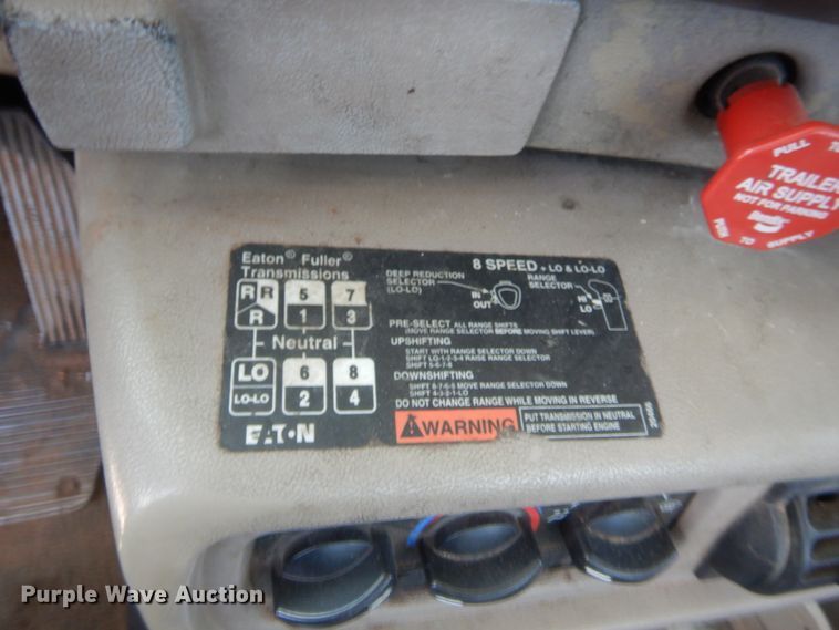 image for item IT9706 2001 Mack CH613  truck cab and chassis