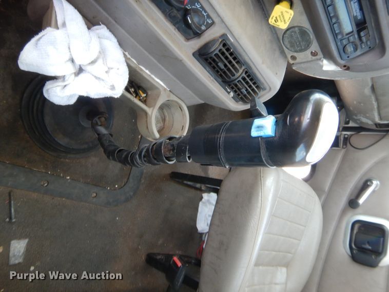 image for item IT9706 2001 Mack CH613  truck cab and chassis