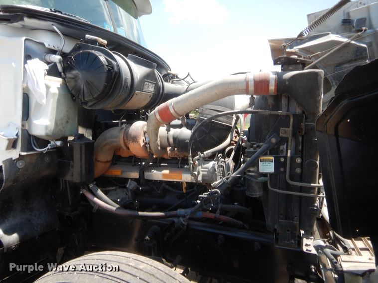 image for item IT9706 2001 Mack CH613  truck cab and chassis