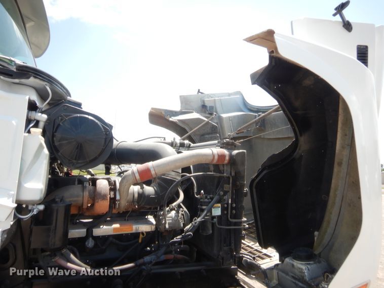 image for item IT9706 2001 Mack CH613  truck cab and chassis