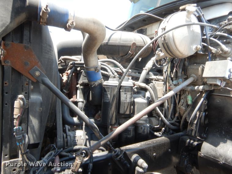 image for item IT9706 2001 Mack CH613  truck cab and chassis