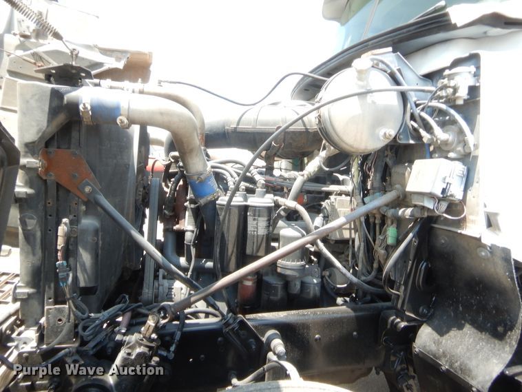 image for item IT9706 2001 Mack CH613  truck cab and chassis