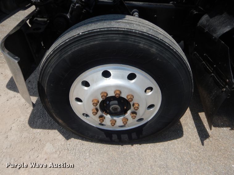 image for item IT9706 2001 Mack CH613  truck cab and chassis