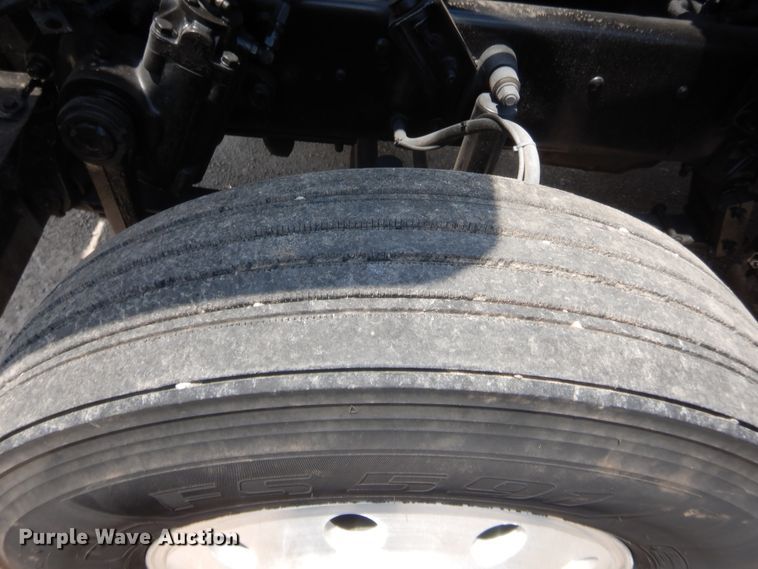 image for item IT9706 2001 Mack CH613  truck cab and chassis