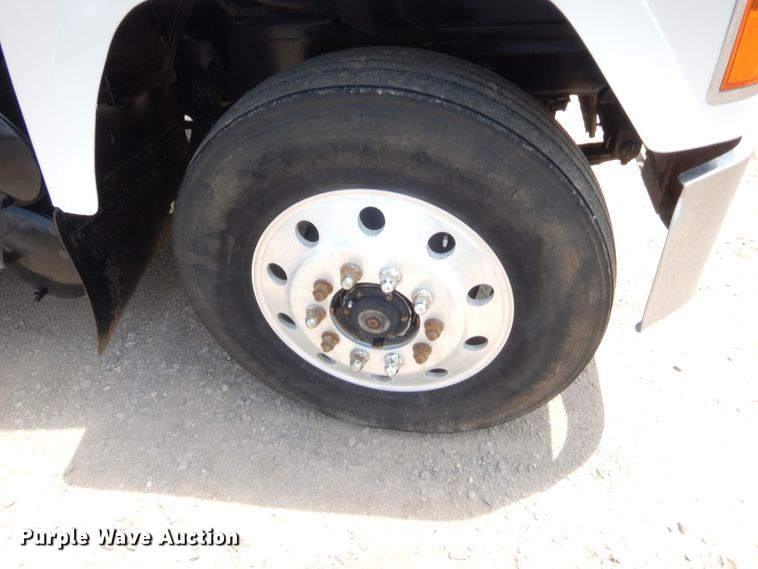 image for item IT9706 2001 Mack CH613  truck cab and chassis