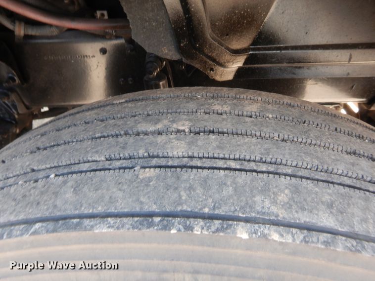 image for item IT9706 2001 Mack CH613  truck cab and chassis