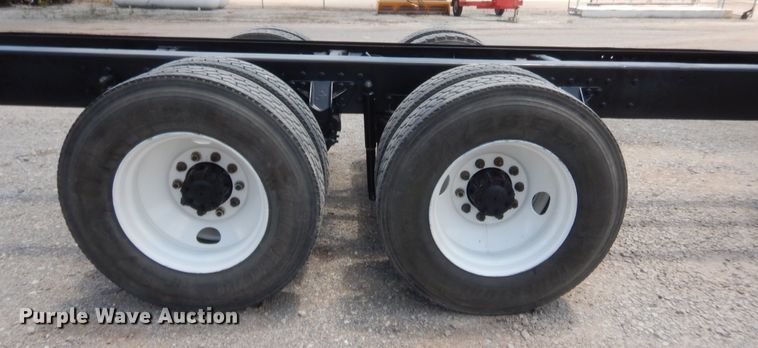 image for item IT9706 2001 Mack CH613  truck cab and chassis