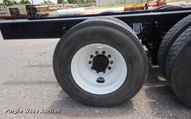 image for item IT9706 2001 Mack CH613  truck cab and chassis