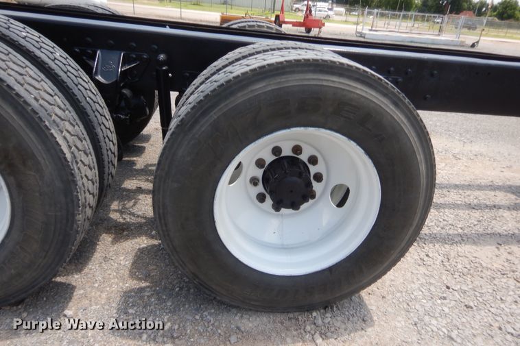 image for item IT9706 2001 Mack CH613  truck cab and chassis