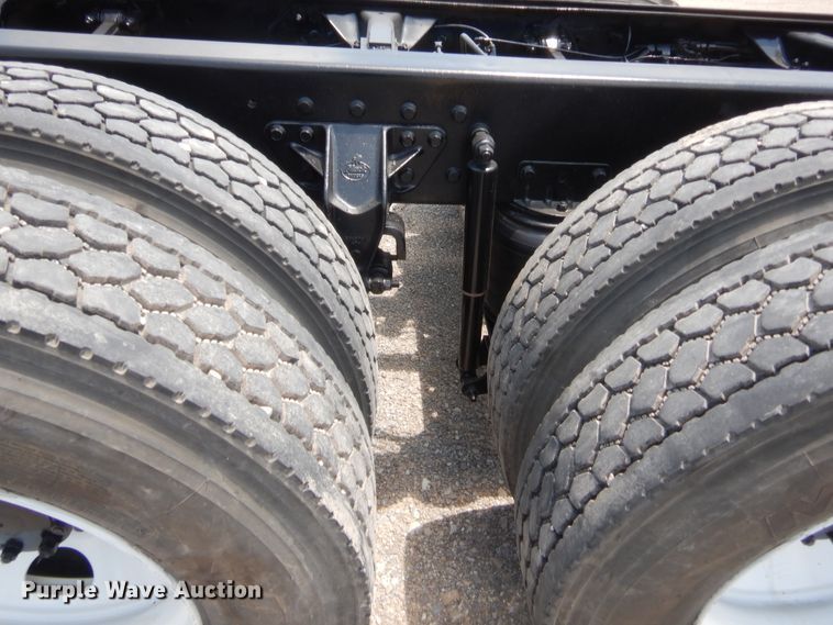 image for item IT9706 2001 Mack CH613  truck cab and chassis