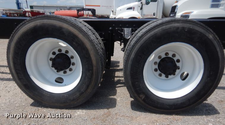 image for item IT9706 2001 Mack CH613  truck cab and chassis