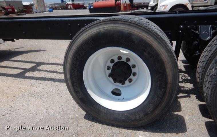 image for item IT9706 2001 Mack CH613  truck cab and chassis