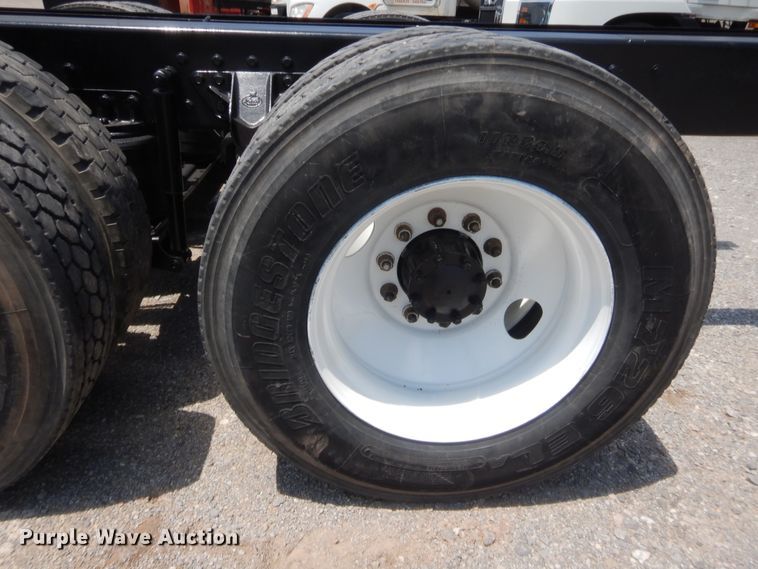 image for item IT9706 2001 Mack CH613  truck cab and chassis