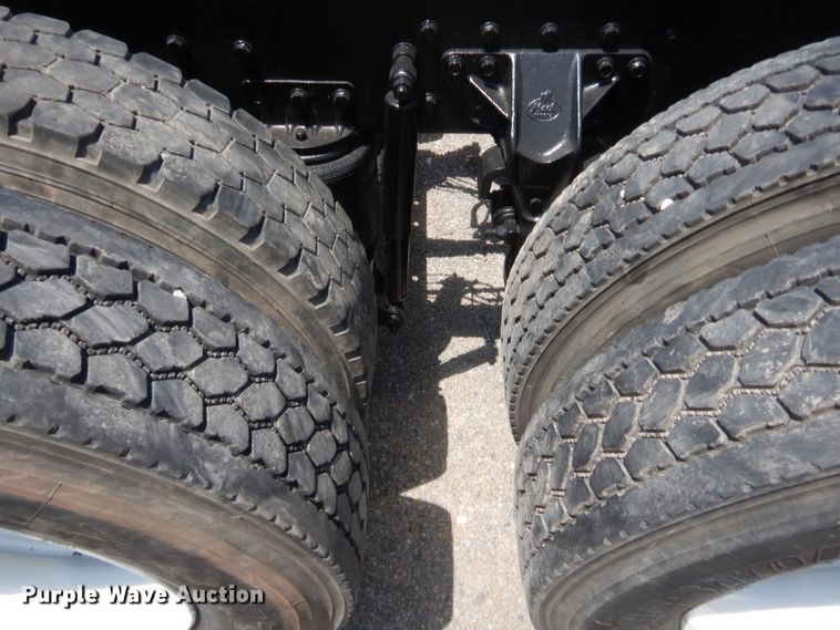 image for item IT9706 2001 Mack CH613  truck cab and chassis