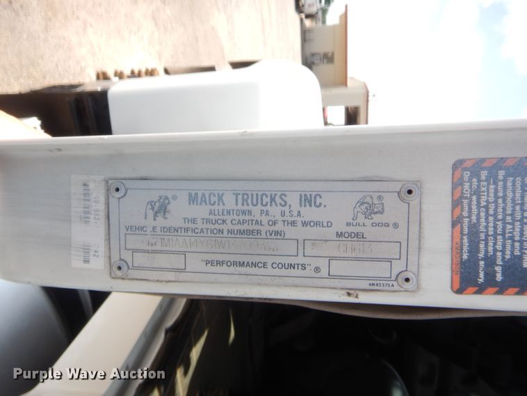 image for item IT9706 2001 Mack CH613  truck cab and chassis