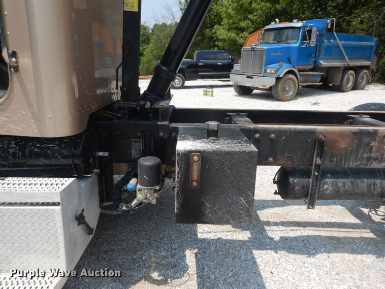 image for item JI9584 2007 Peterbilt 335  dump truck