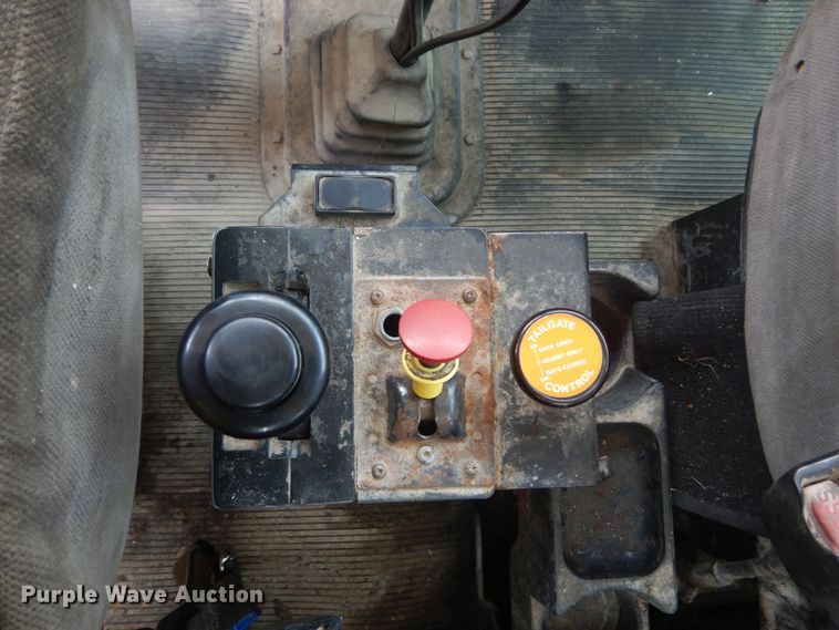 image for item JI9584 2007 Peterbilt 335  dump truck