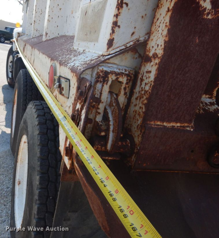 image for item JZ9917 2001 International 2674  dump truck