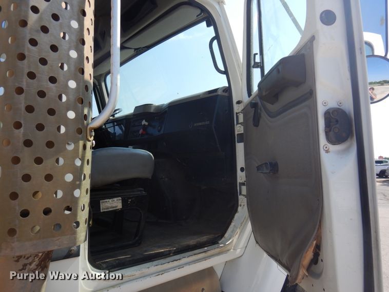 image for item JZ9917 2001 International 2674  dump truck