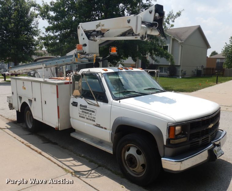 image for item KU9396 2001 Chevrolet Silverado 3500HD  bucket truck