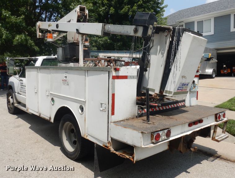 image for item KU9396 2001 Chevrolet Silverado 3500HD  bucket truck