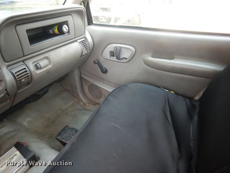 image for item KU9396 2001 Chevrolet Silverado 3500HD  bucket truck